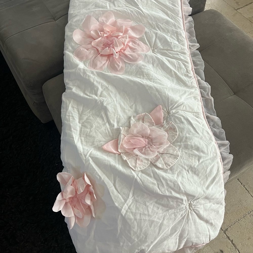 Truly Scrumptious by Heidi Klum Crib Quilt – White w/ Pink Flowers